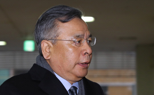 '박근혜-최순실' 게이트를 수사하고 있는 박영수 특별검사가 6일 오전 서울 대치동 특검 사무실로 출근하고 있다. 특검팀은 이날 임대기 제일기획 사장 등을 소환할 예정이다.